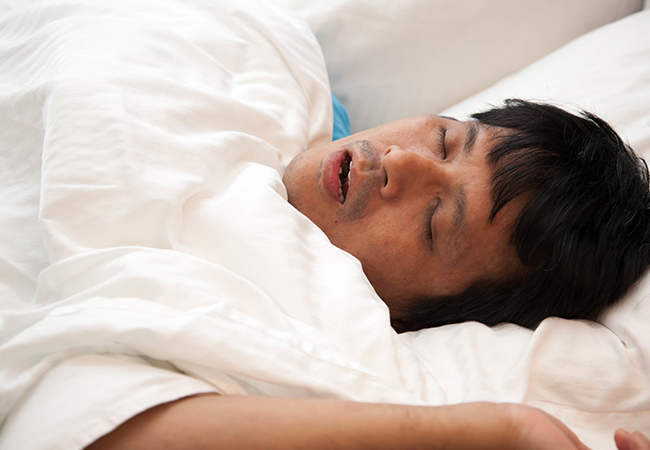 口を開けて眠る男性